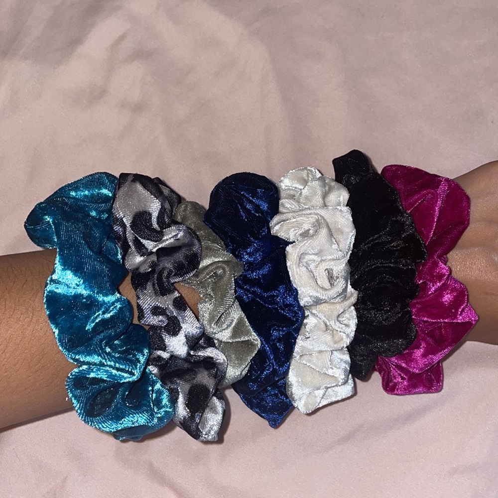 7 elastic, velvet scrunchies PACK